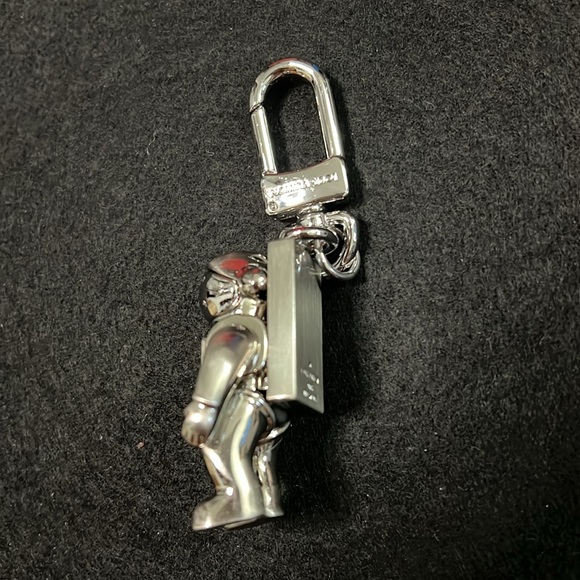Authentic Preloved LOUIS VUITTON SpaceMan KeychainCharm Silver Logo Engraved - Picture 4 of 4